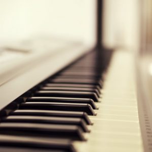 Un piano et ses touches dans une ambiance terne.