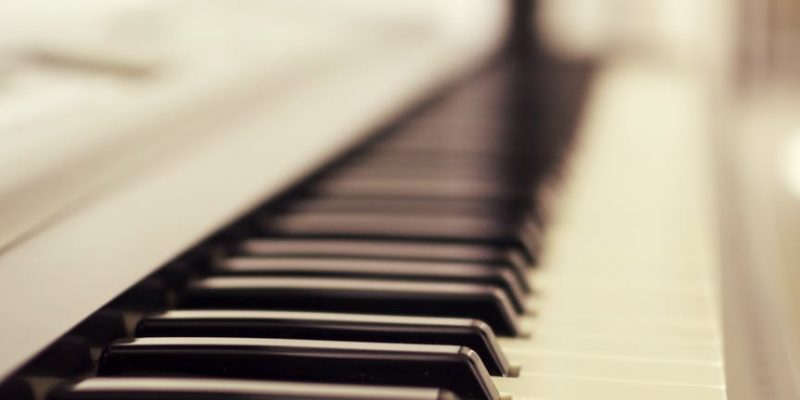 Un piano et ses touches dans une ambiance terne.